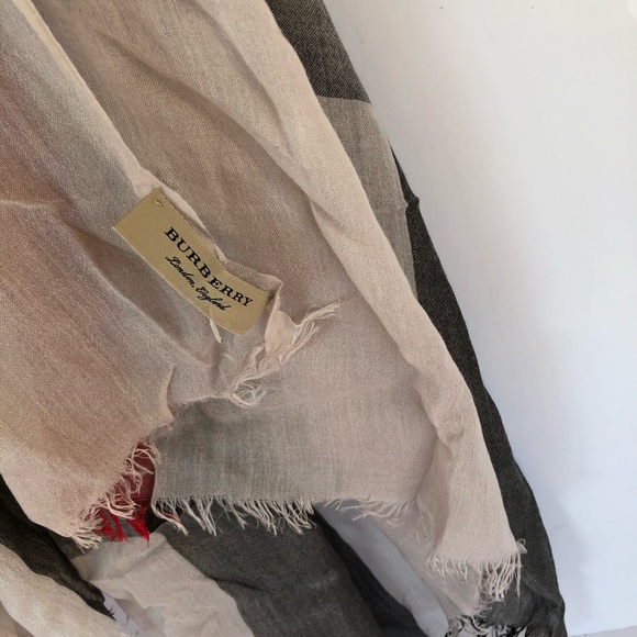 Burberry Giant Check Gauze Scarf 🧣 🎁🎈 - Picture 3 of 8